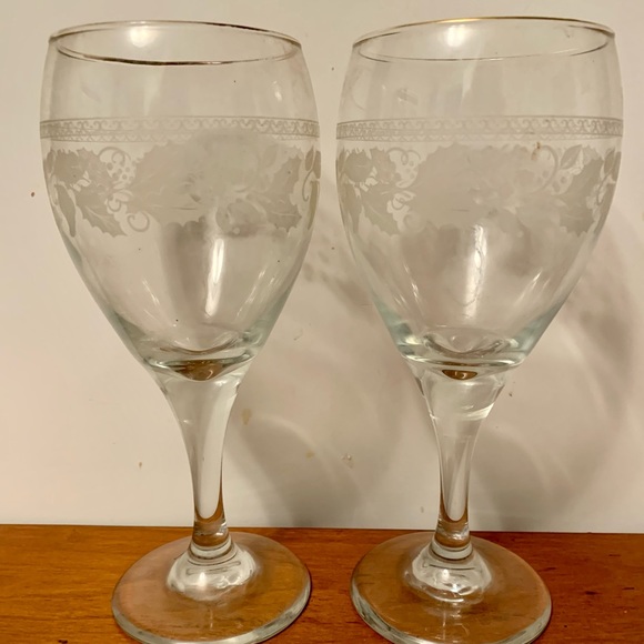 2 Gold Rim Water Goblets/Wine Glasses Etched with Holly and flowers 7 3/8” - Picture 1 of 8
